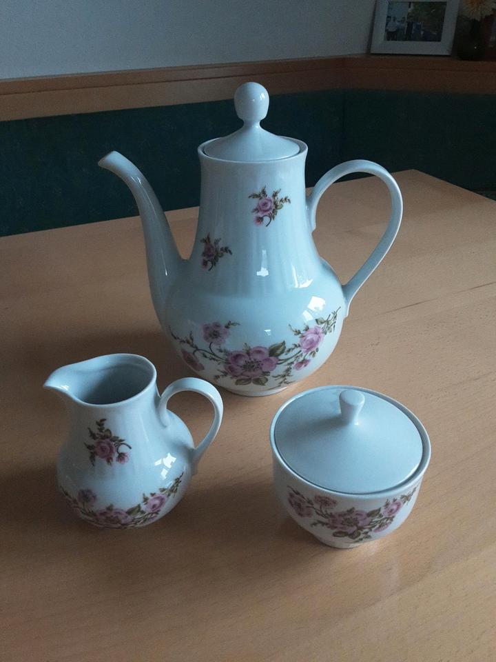 Kaffeekanne mit Zuckerdose+Milchkännchen "Rosen" Henneberg DDR in Moosach (Landkreis Ebersberg)