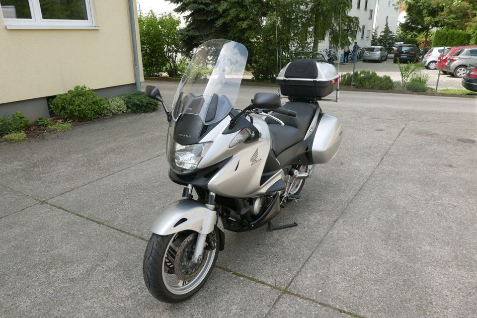 Honda NT700 Deauville, tiefer, Tempomat, viele Extras u Ausstattg in Bickenbach