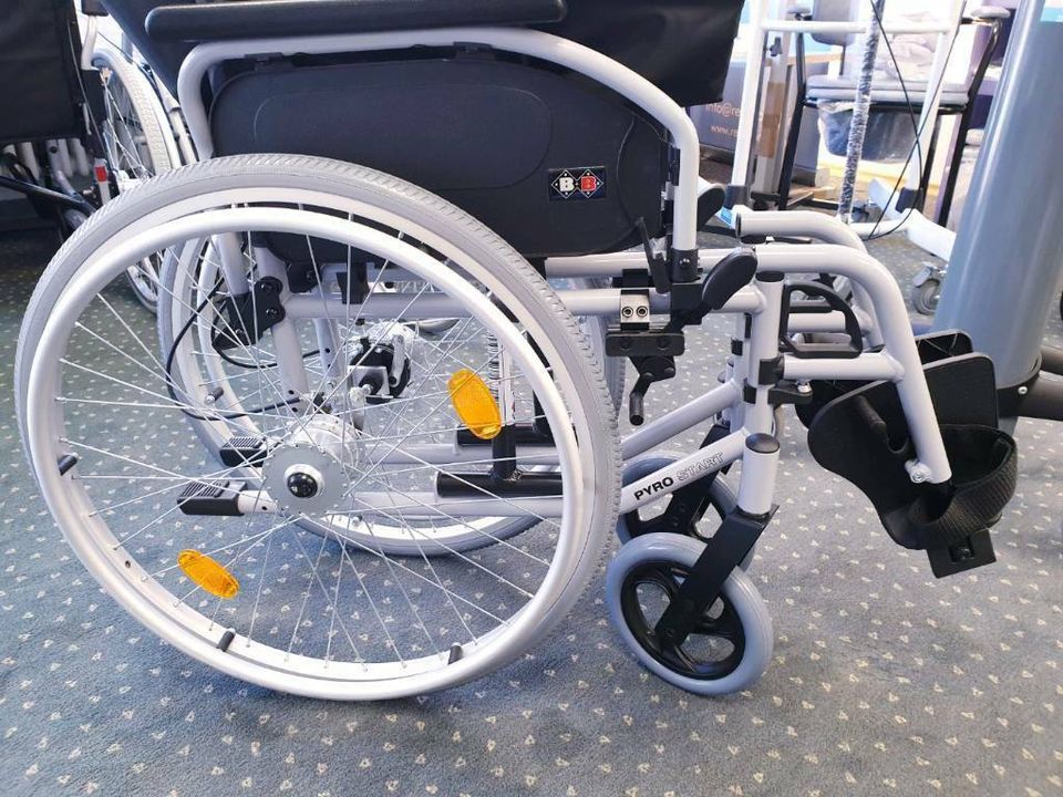 Abverkauf Neuware Leichtgewichtrollstuhl Trommelbremse Rollstuhl in Stockach