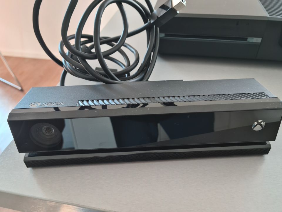 XBox One schwarz mit Controller, Ladestation und Kinect in Schwarzenbek