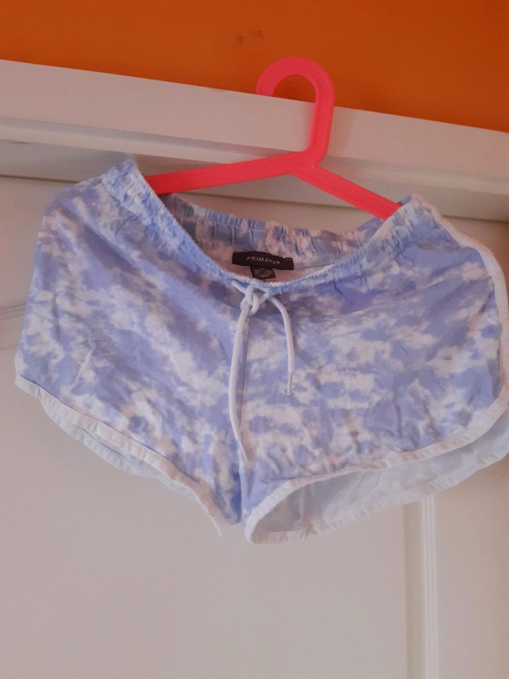 PRIMARK Short Wolken ☁️ XS 34/36 hellblau weiss in Saarlouis