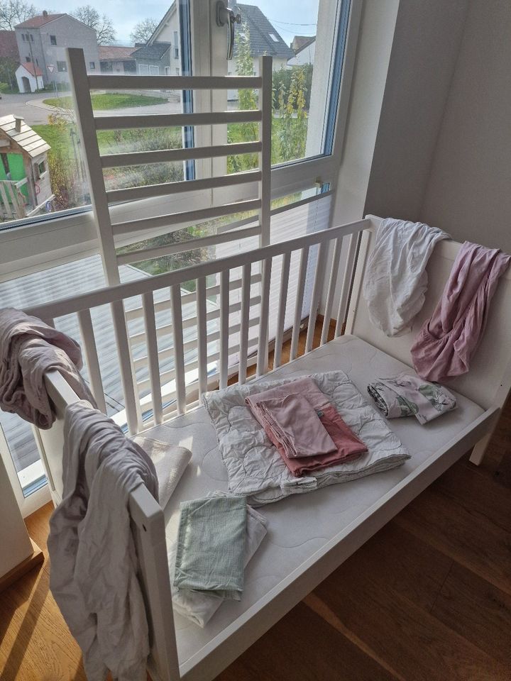 IKEA Sundvik Baby-Kinderbett mit Matratze 70 x 140 u. Zubehör in Marxheim