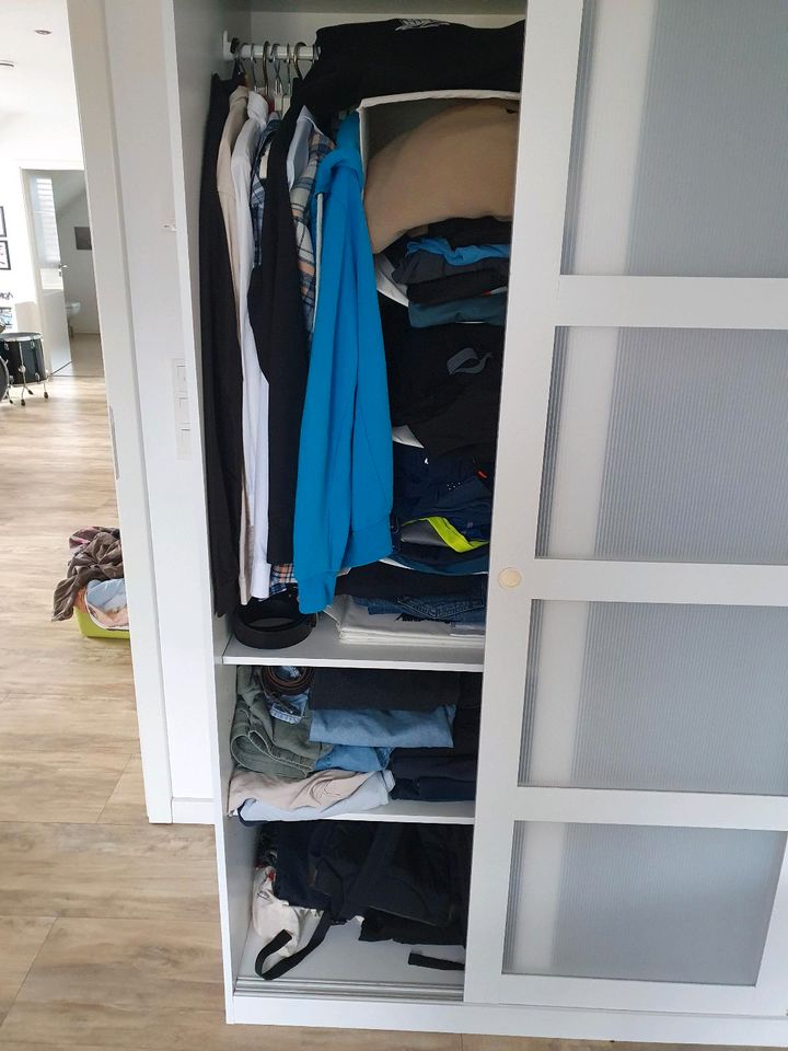 Jugendbett und Kleiderschrank in Michendorf