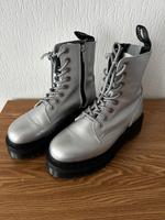 Dr Martens Silber plateu gr.39 neuwertig Nordrhein-Westfalen - Selfkant Vorschau