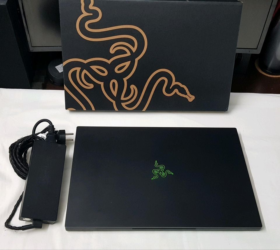 Laptop RAZER BLADE 17. RTX 2080 8GB MAX/intel i7/1TB/144Hz/16GB in Düsseldorf