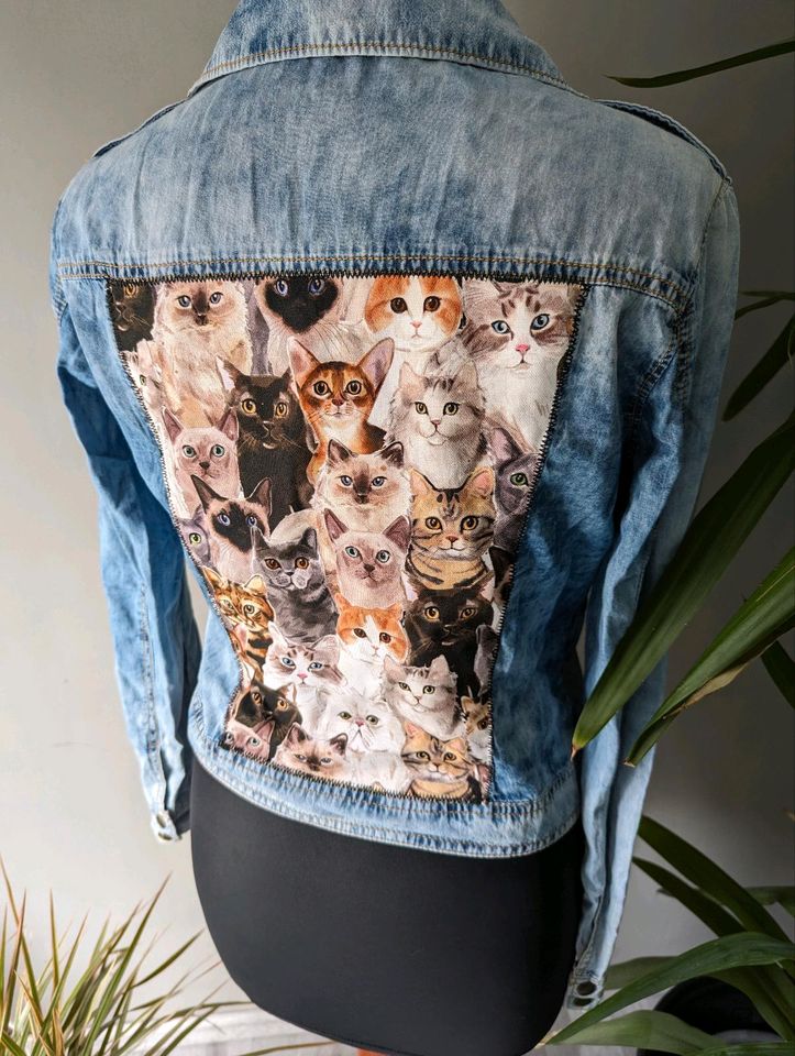 Upcycling Jeansjacke - eingenähter Rücken - Katzen - Gr. S in Öhringen