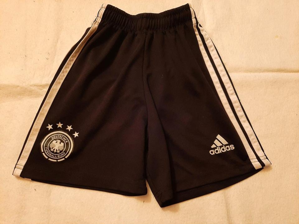Kurze Sporthose Hose Adidas Fussball Gr 128 schwarz