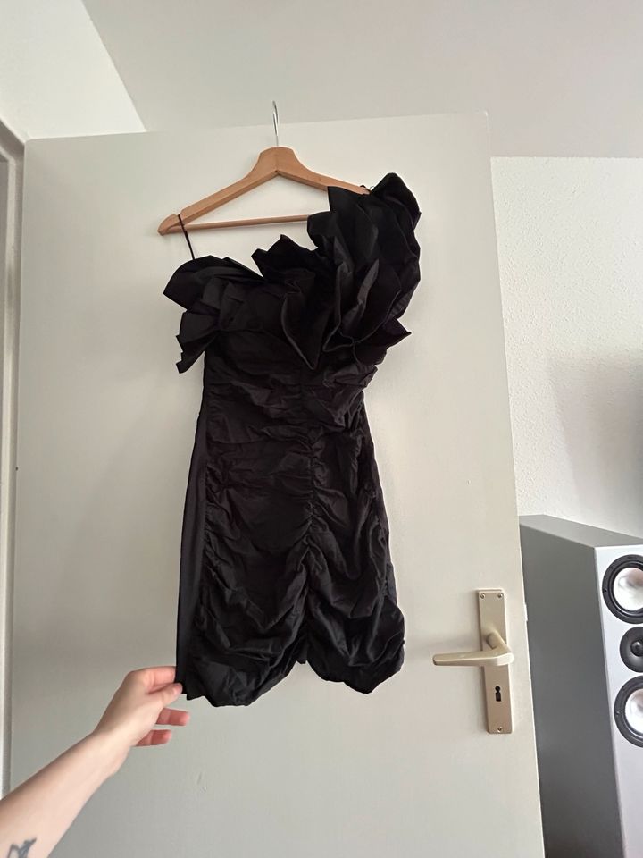 Edles gerafftes Kleid Volants Rüschen One Schoulder ZARA NEU XS in Berlin