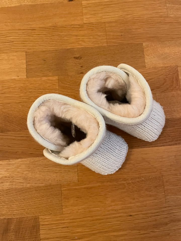 UGG Baby Stiefel mit Klettverschluß in Berlin