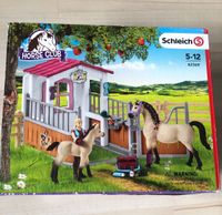 Schleich 42369 Pferdebox mit Arabern und Pferdepflegerin Baden-Württemberg - Sölden Vorschau