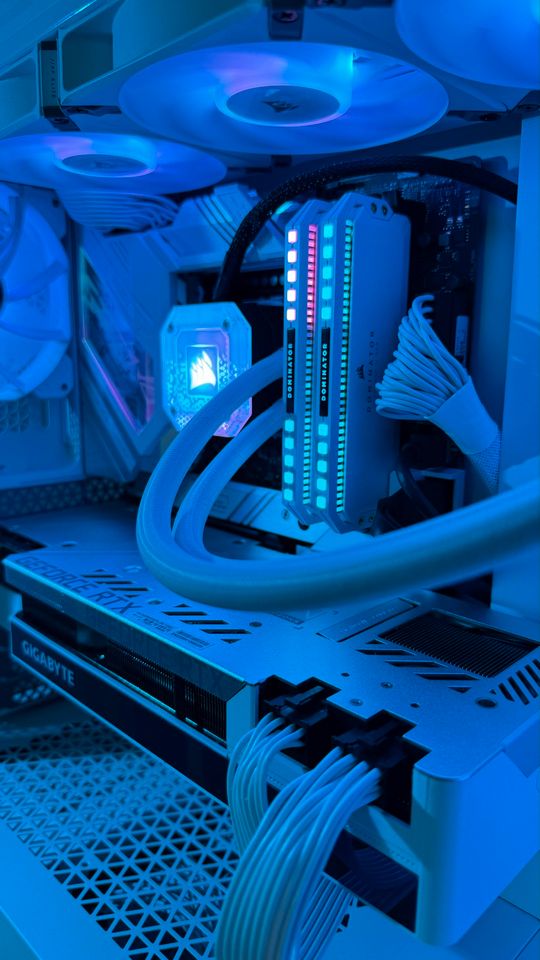 High-End Gaming PC in Weiß - Top Specs & Zustand in Neubiberg