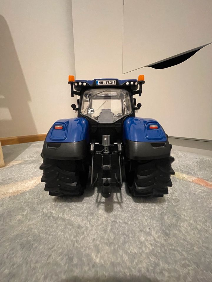 Bruder Traktor (New Holland) blau in Leipzig