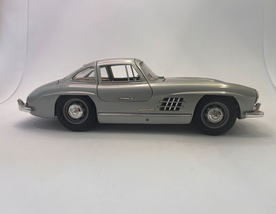 Modellauto Burago Mercedes 300 SL 1:18 Top Zustand! in Neuhausen ob Eck