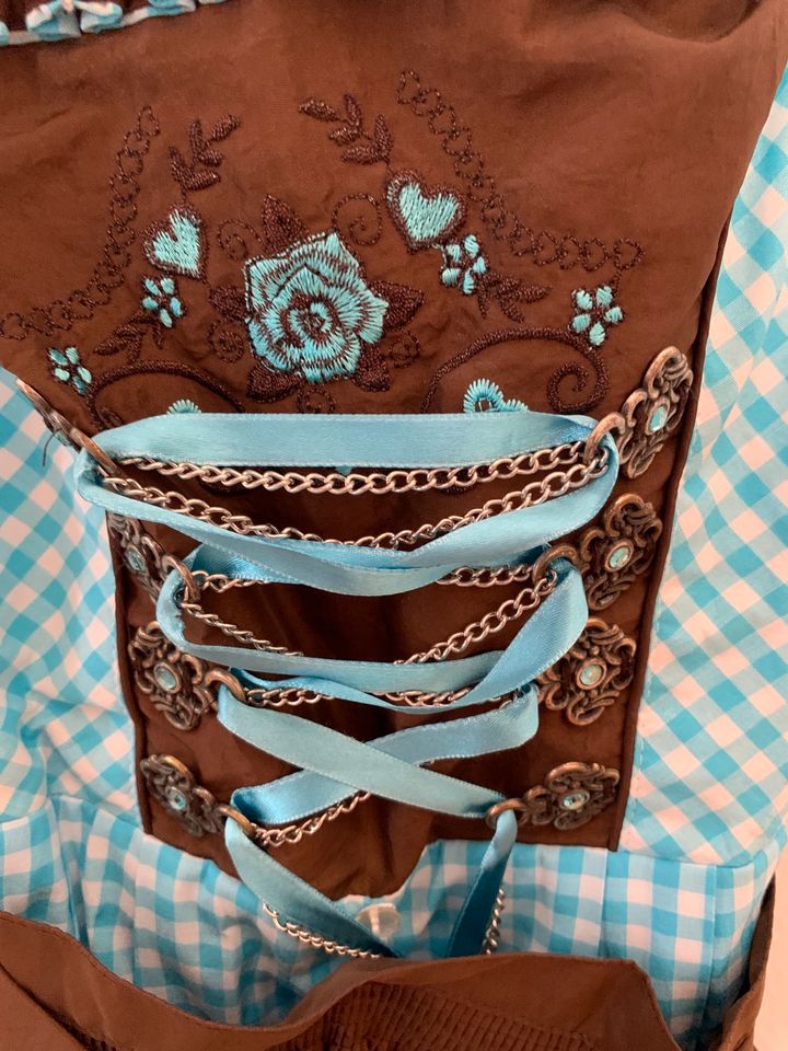 Dirndl blau-kariert mit Bluse in Asperg