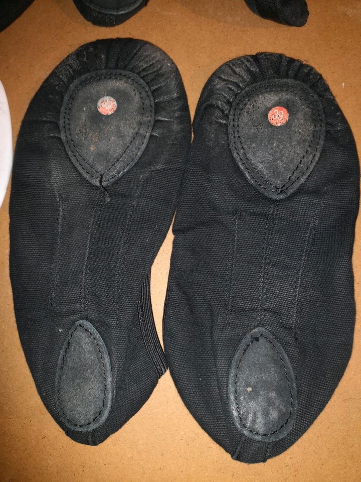 Ballettsachen Strumpfhosen schwarz weiß Schuhe 37 38 40 in Weitramsdorf