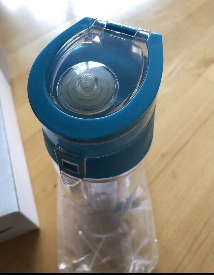 Trinkflasche /Wasserflasche mit einem Fruchteinsatz blau Venus in Plattenburg
