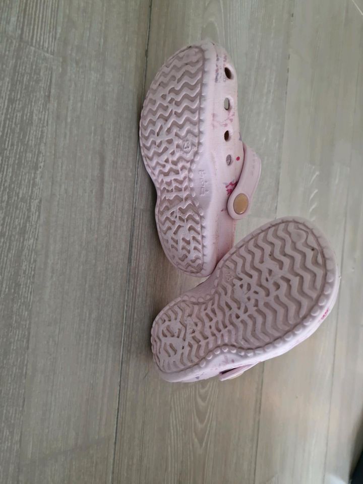 Crocs Sahara Schuhe Sandalen Größe 23 in Salzhausen