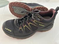 Lowa Damen walkingschuhe Größe 37,5 Hessen - Steinbach Vorschau