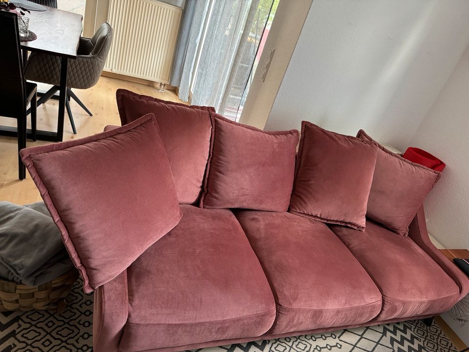 Dreisitzer Couch in altrosa Samt, neuwertig in Kleinmachnow