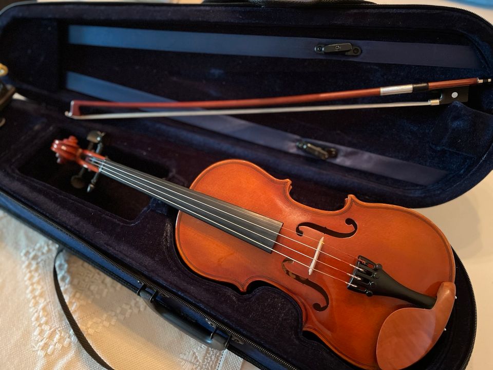 1/4 Geige mit Bogen Schulterstütze, Kinnhalter und Koffer in Hannover -  Südstadt-Bult | Musikinstrumente und Zubehör gebraucht kaufen | eBay  Kleinanzeigen ist jetzt Kleinanzeigen