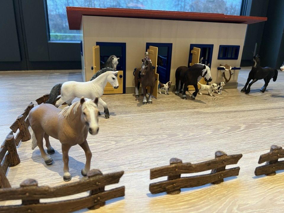 Schleich 40164 Pferdestall mit 9 Pferden, 2 Hunden und Zaun in Bielefeld