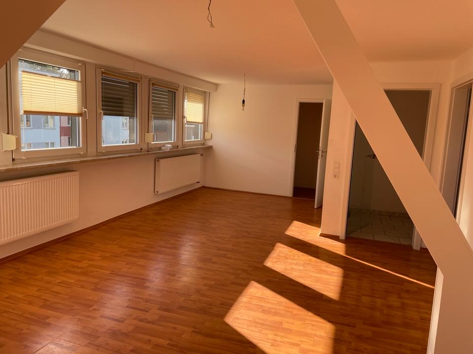 Schöne moderne gut geschnittene Dachgeschoss Wohnung mit EBK in Marl