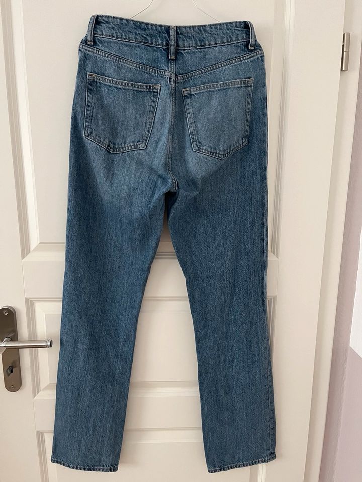 H&M Straight High Jeans Gr.36 in Kerpen