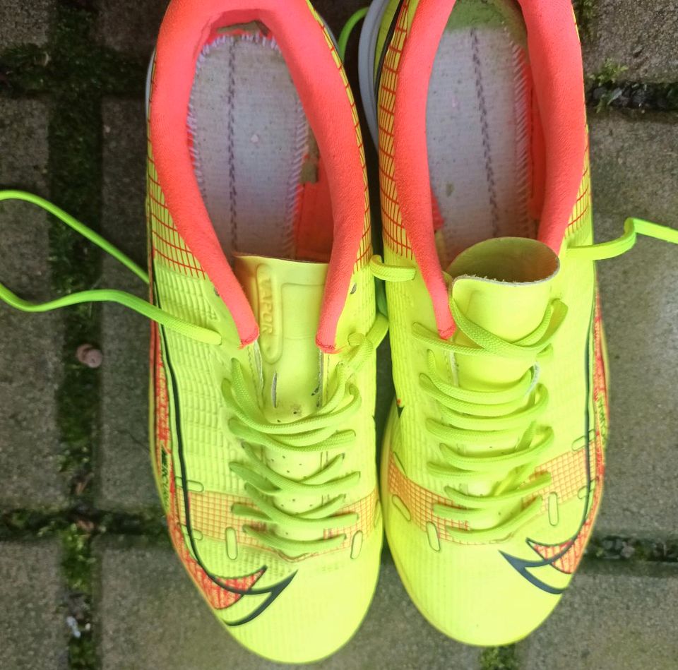 2 Paar Fußballschuhe Nike in Hannover