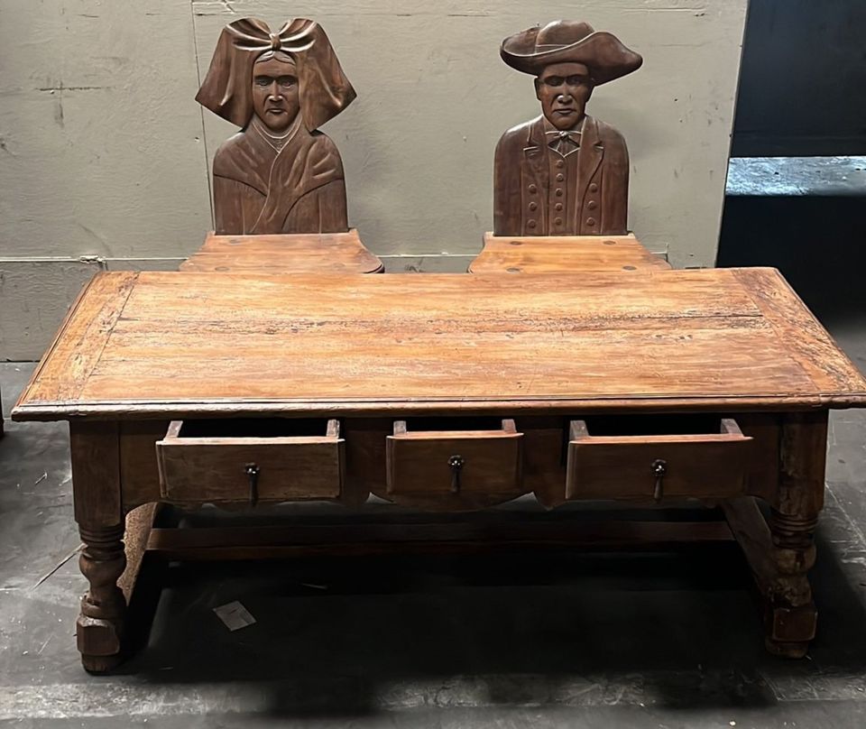 Tiefer Antik-Tisch mit Schubladen & 2 geschnitzten Stühlen 18 Jh. in Ense