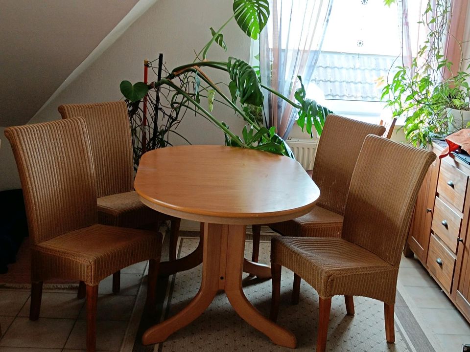 Esszimmer Tisch + 4 Stühle in Suhlendorf