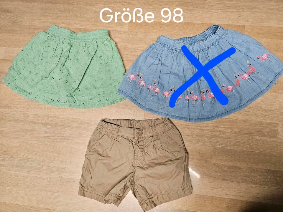 Rock, kurze Hose/Shorts Größe 98, je 2,50€ in Elsenfeld