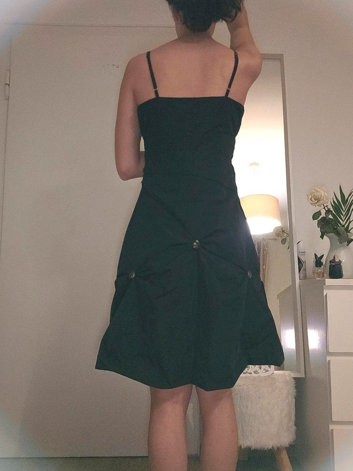 Schönes schwarzes Kleid mit Steinchen in Köln
