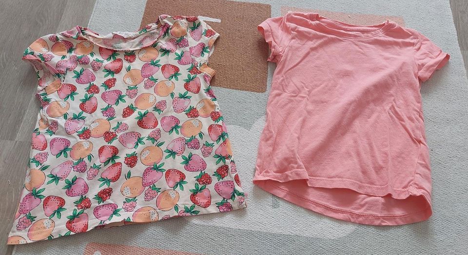 2 T-Shirts Gr.98/104 H&M in Solingen