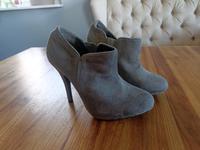Hohe Stiefeletten grau Wildleder Optik Gr. 36 Young Spirit gut er Hessen - Flieden Vorschau