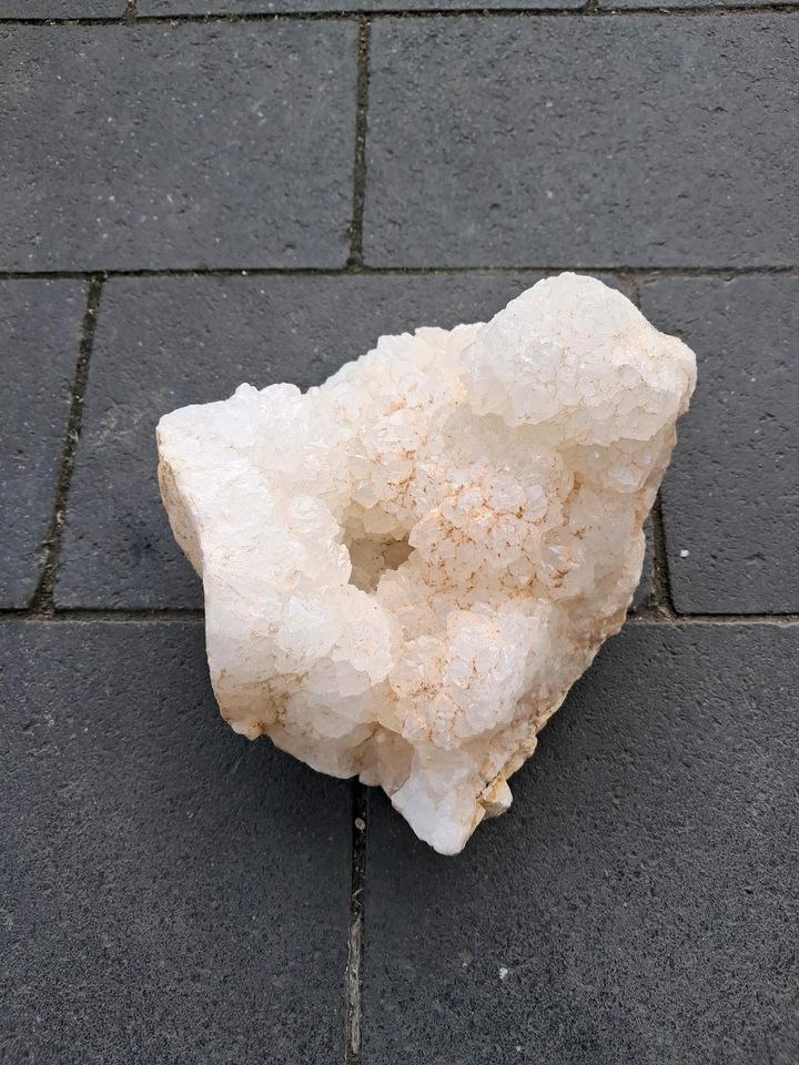 Geode Quarz Kristsll Mineralstein  18cm in Frankfurt am Main