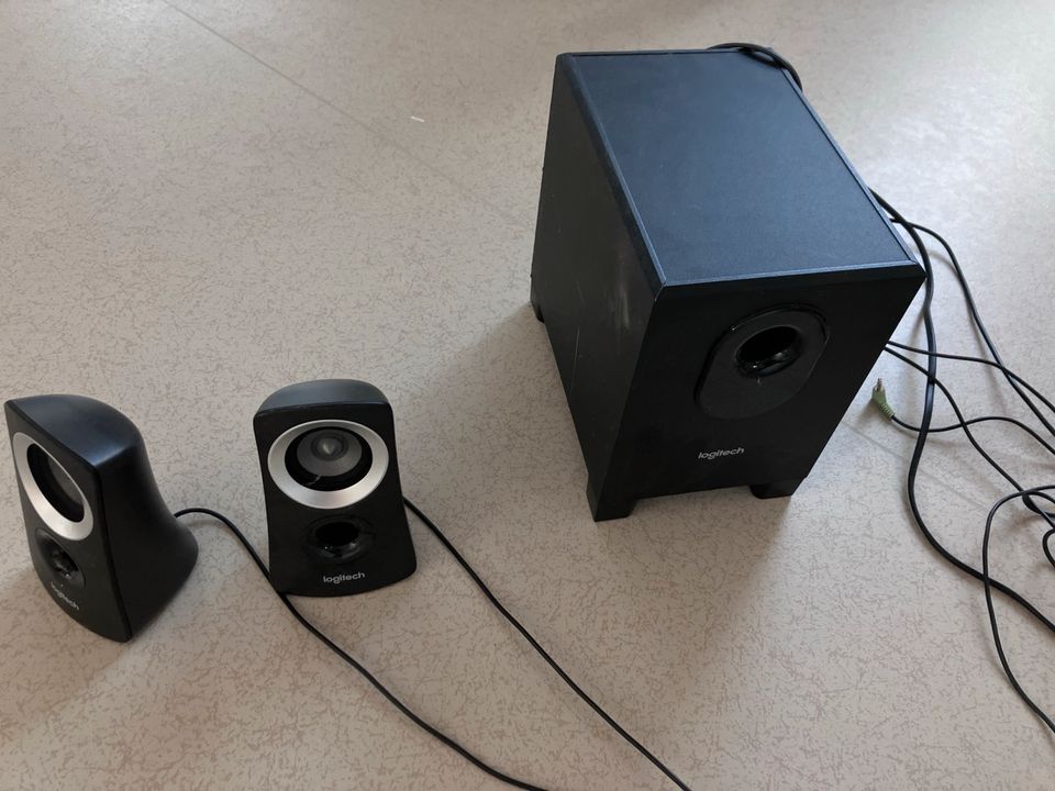 Logitech Subwoofer + Boxen in Stuttgart