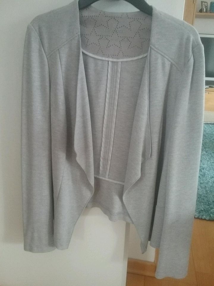 Bianca, kurze edle Sweatjacke, Gr. 42 in Groß-Gerau