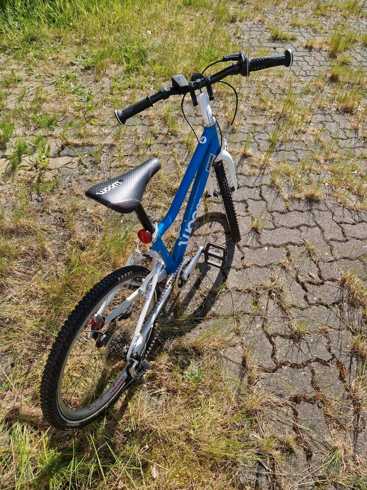 Woom 4 blau Fahrrad in Schönberg