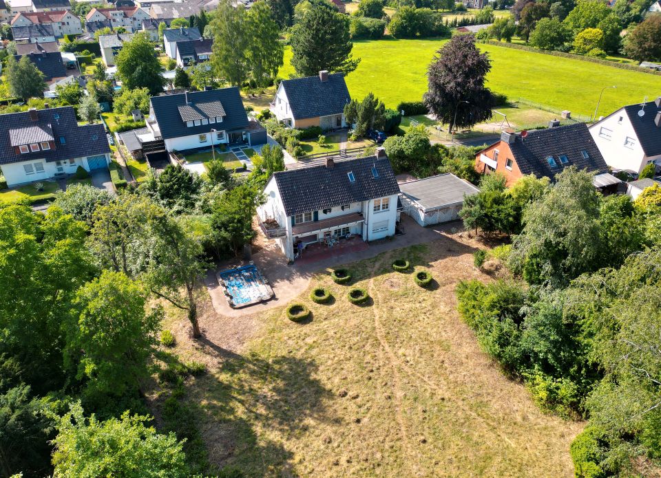 Idyllisches Architektenhaus auf parkähnlichem Grundstück mit Gallerie & Doppel-Carport – im malerischen Weserbergland in Boffzen