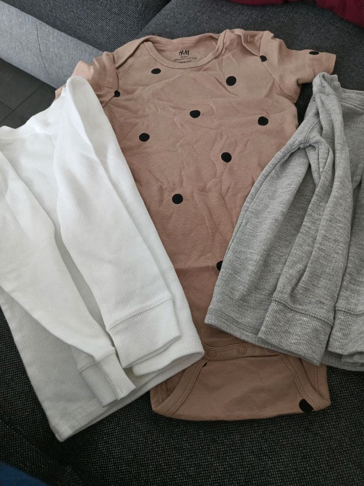 2 langarmshirts Next 98 neu 1 Kurzarm Body 98 h&m 2 Shirts 104 in Heilbronn