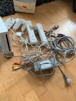 Wii Konsole mit3 nunchuk 3 Kontrolleur Niedersachsen - Wardenburg Vorschau