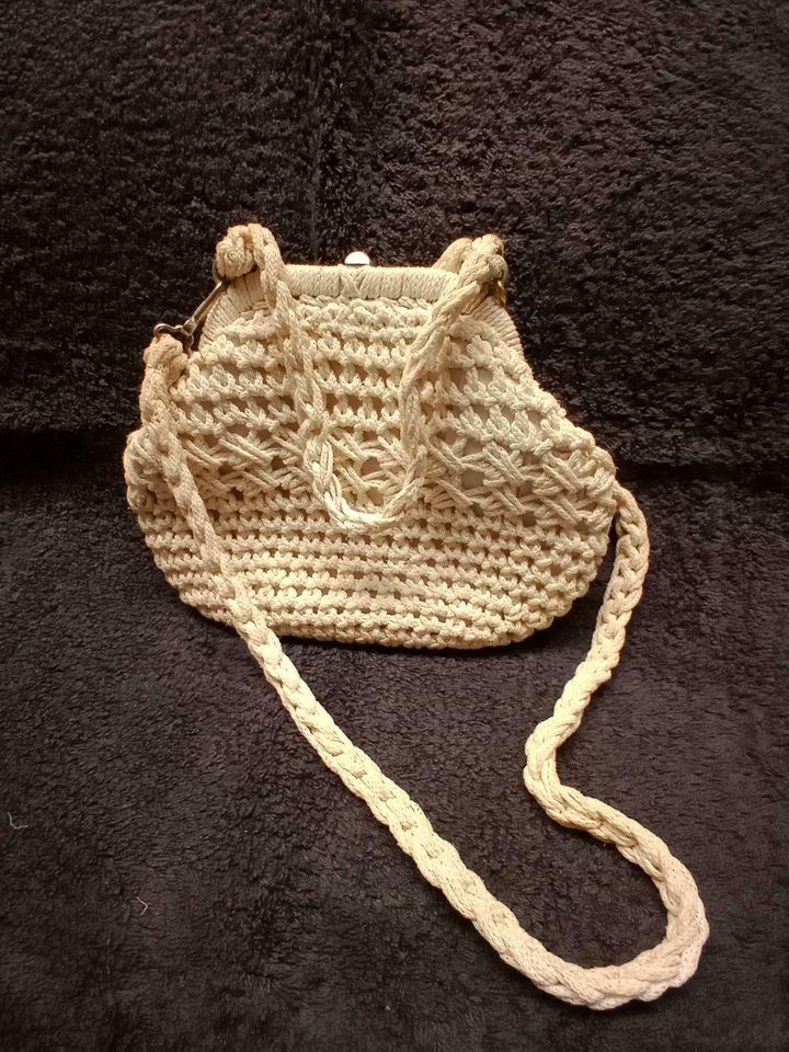 Kleine Tasche shabby chic cremefarben gehäkelt in Schwalmtal