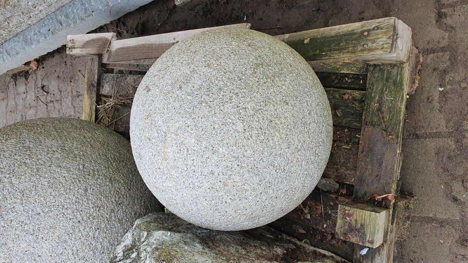 Lager-Abverkauf - Granit Kugel grau Naturstein 40 cm durchm. in Griesheim