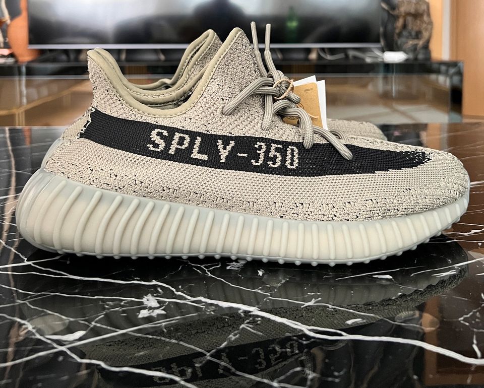 Adidas yeezy V2 größe 42.5 Nagelneu in Forchtenberg