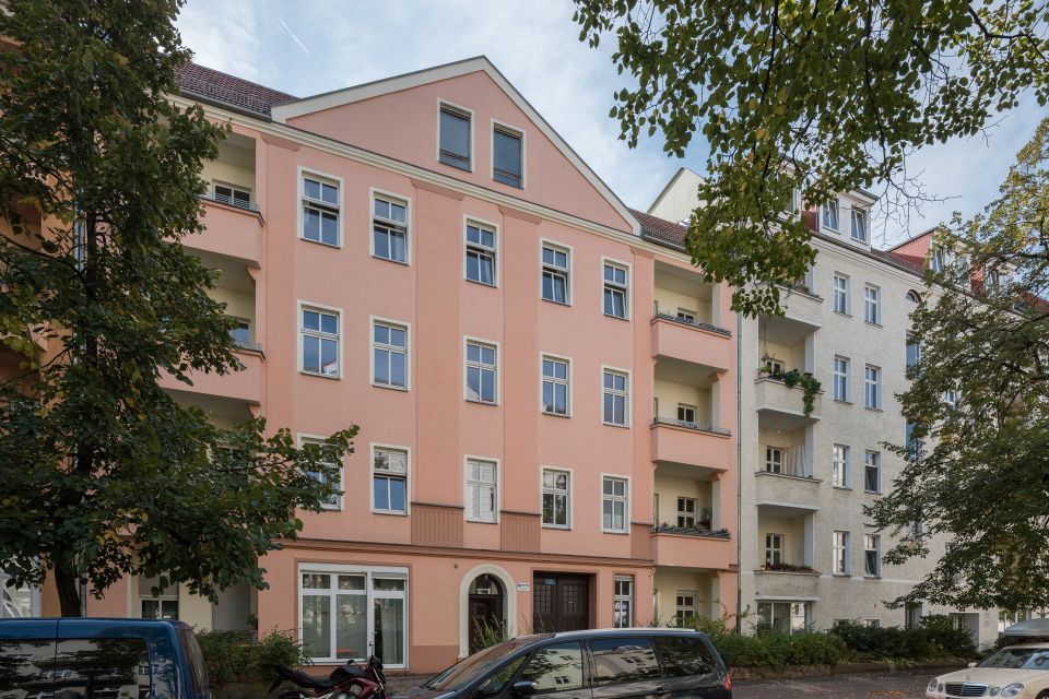 Vermietete 2-Zimmer-Altbauwohnung mit Balkon nahe Florakiez in Berlin