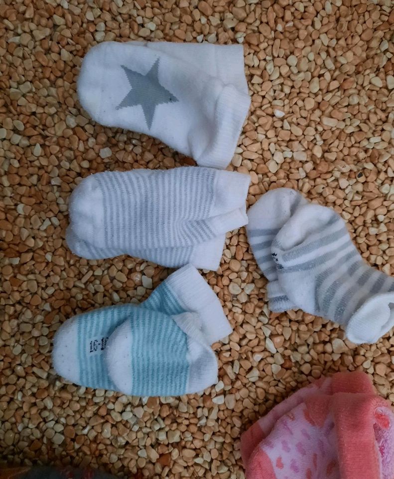 Verschiedene Socken Stoppersocken neugeborene 50 56 62 68 74 80 in Eggersdorf