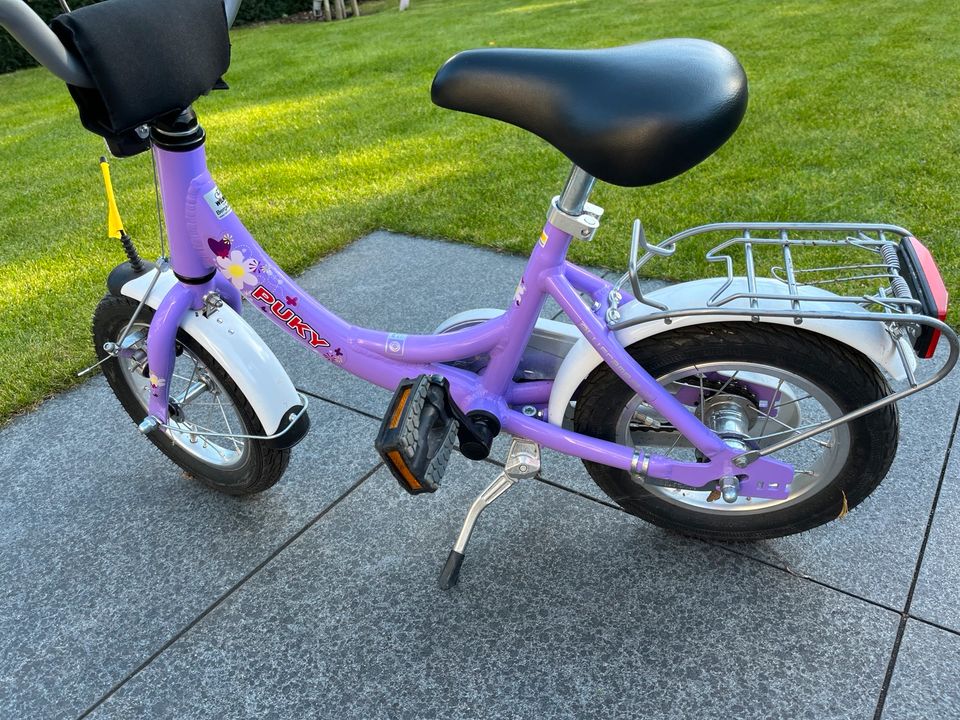 Puky 12 Zoll Kinderfahrrad lila mit Fahne in Krefeld