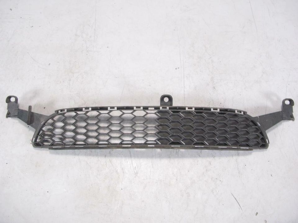 Toyota Aygo Stossstange Gitter Grill 53112-0H040 vorne 09-12 in Bochum