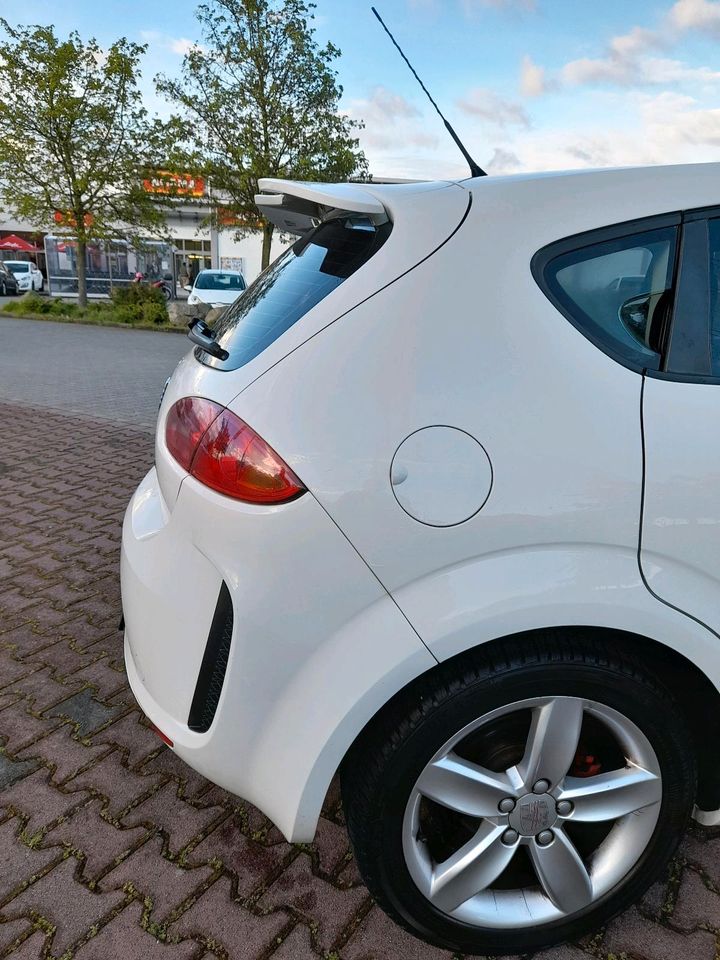 SEAT Leon 1.8 tsi turbo TÜV Neu  Erste Hand in Griesheim