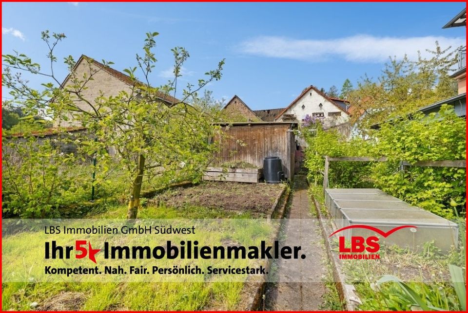 Umfangreich energetisch saniertes bäuerliches Anwesen mit Nebengebäuden und Garten in Schweisweiler